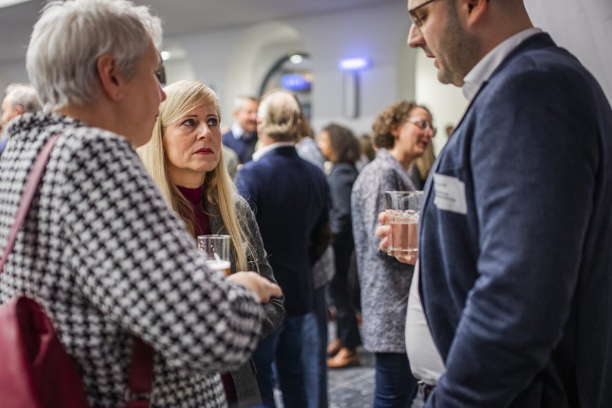 Imke Folkerts Der offizielle Teil des Abends ist vorbei, das Netzwerken beginnt. Foto: Imke Folkerts