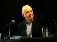 Foto von Matthias Politycki auf der Bühne. Foto: Literaturhaus Oldenburg
