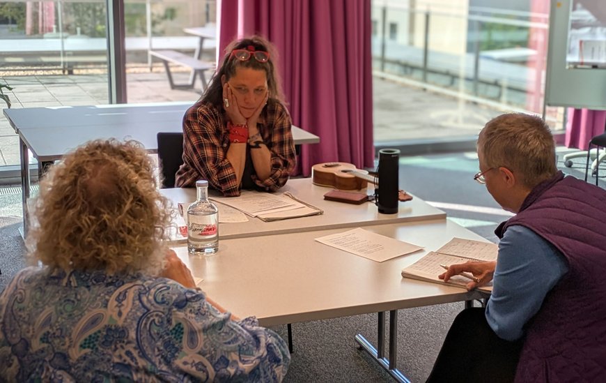Annie We coacht zwei Teilnehmerinnen beim Songwriting. Foto: Stadt Oldenburg