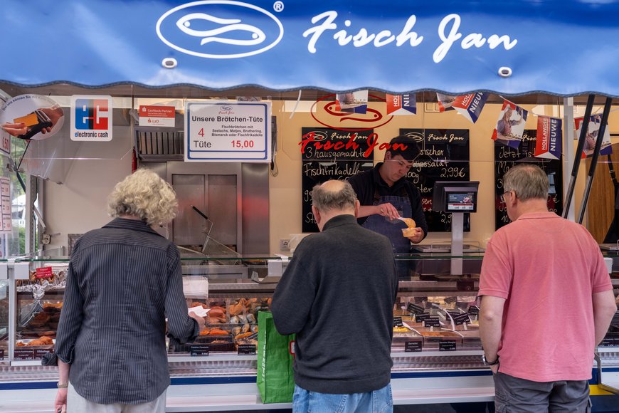 Ein Fischwagen auf dem Wochenmarkt auf dem Pferdemarkt. Foto: Sascha Stüber