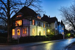 Tagesausklang mit Stil - Blaue Stunde im Oldenburger Dobbenviertel. Foto: Hans-Jürgen Zietz
