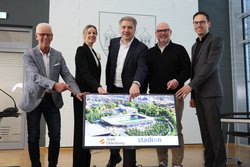 Von links: Joachim Guttek (Projektleitung Geländeentwicklung Weser-Ems-Hallen), Erste Stadträtin Dr. Julia Figura, Oberbürgermeister Jürgen Krogmann, Stefan Orth (Geschäftsführer Stadiongesellschaft) und Immanuel Geis (Firma Proprojekt). Foto: Sascha Stüber