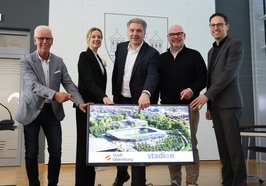 Von links: Joachim Guttek (Projektleitung Geländeentwicklung Weser-Ems-Hallen), Erste Stadträtin Dr. Julia Figura, Oberbürgermeister Jürgen Krogmann, Stefan Orth (Geschäftsführer Stadiongesellschaft) und Immanuel Geis (Firma Proprojekt). Foto: Sascha Stüber