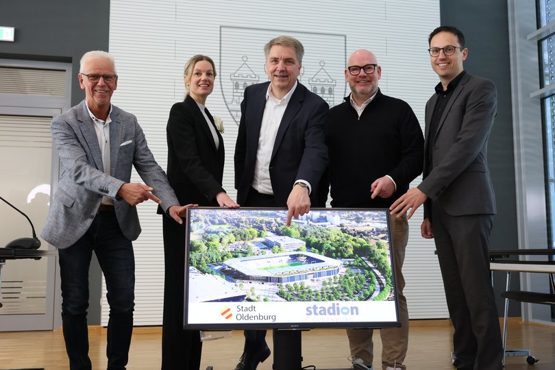 Von links: Joachim Guttek (Projektleitung Geländeentwicklung Weser-Ems-Hallen), Erste Stadträtin Dr. Julia Figura, Oberbürgermeister Jürgen Krogmann, Stefan Orth (Geschäftsführer Stadiongesellschaft) und Immanuel Geis (Firma Proprojekt). Foto: Sascha Stüber