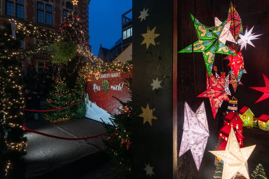 Fotopoint „Kuss unter dem Mistelzweig“ auf dem Lamberti-Markt 2024. Foto: Sascha Stüber