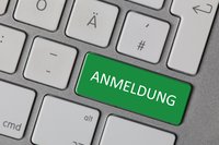 Computertastatur mit den grünen Button „Anmeldung“. Foto: Tim Reckmann/Pixelio.de