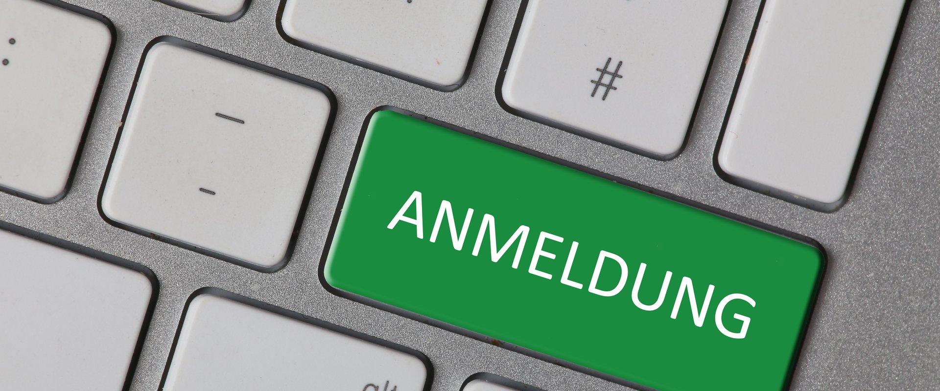 Computertastatur mit den grünen Button „Anmeldung“. Foto: Tim Reckmann/Pixelio.de