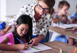 Schülerin und Lehrerin arbeiten gemeinsam im Unterricht. Foto: gpontstudio/AdobeStock
