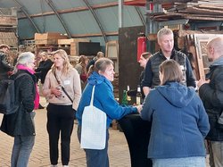 Networking beim Branchentreff im Bauteillager des Monumentendienstes. Foto: Monumentendienst