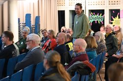 In der gut besuchten Aula des NGO beteiligen sich die Bürgerinnen und Bürger rege an der Diskussion. Foto: Jörg Hemmen