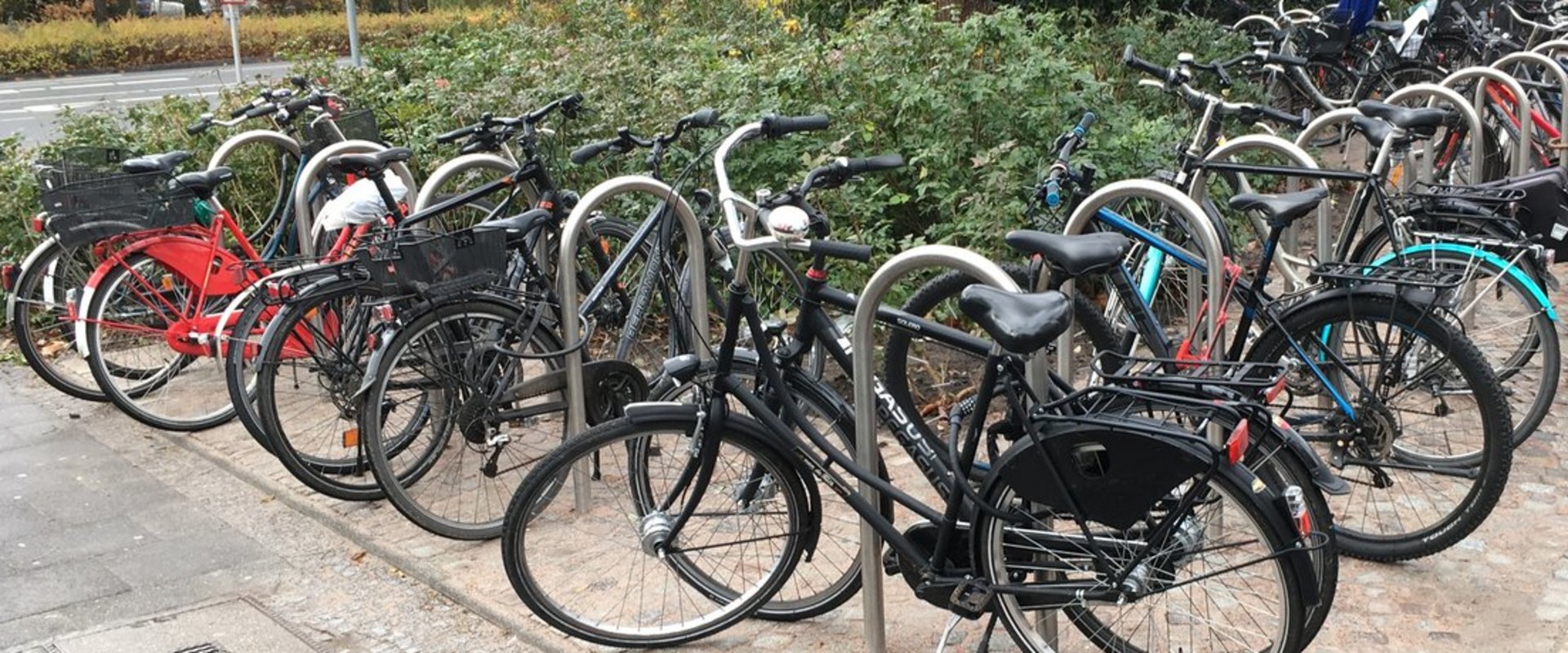 Abgestellte Fahrräder in Abstellanlage an einem Hauptzugang zur Fußgängerzone. Foto: Stadt Oldenburg