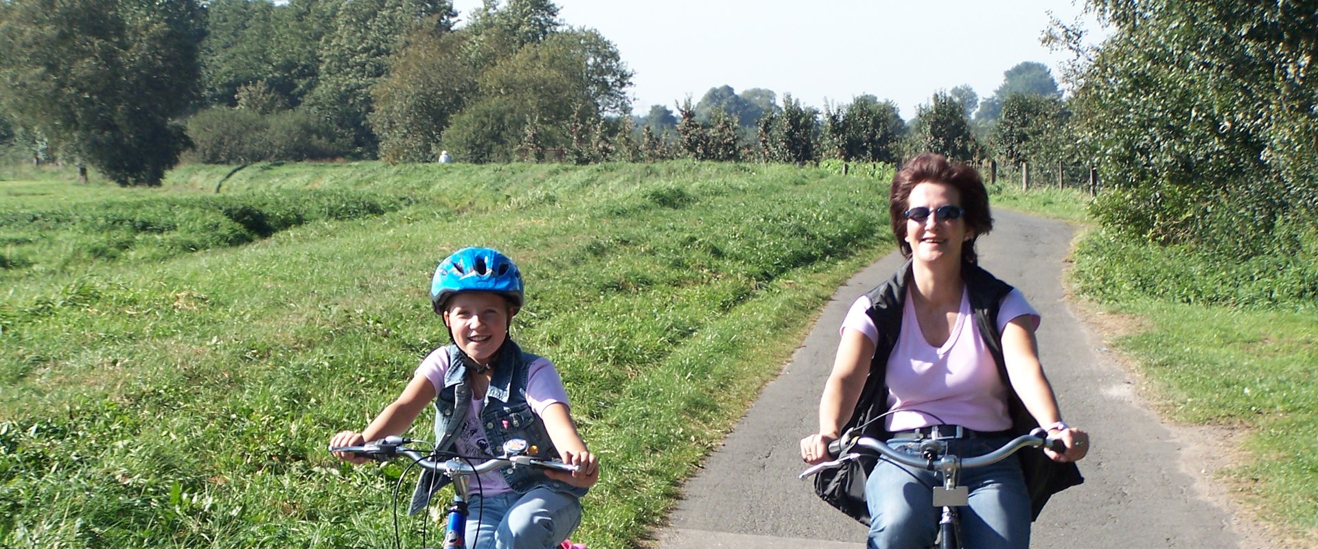 Mutter und Kind bei einer Radtour. Foto: Thomas Tobaben/Pixelio.de