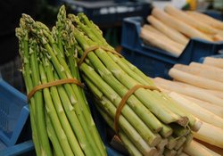 Grüner und weißer Spargel am Wochenmarktstand. Foto: Carina Lauer/Pixelio.de