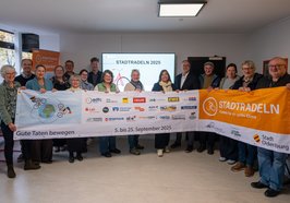 Stadtbaurätin Christine-Petra Schacht und Vertreterinnen und Vertreter der Unterstützerinnen und Unterstützer, der gemeinützigen Organisationen und des Amtes für Klimaschutz und Mobilität bei der Abschlussveranstaltung von STADTRADELN 2025. Foto: Sascha Stüber