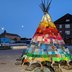Vorschau: Das Tipi auf dem Klingenbergplatz mit Schautafel und Vollmond. Foto: Stadt Oldenburg