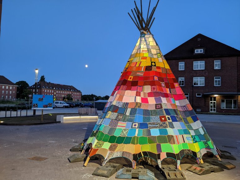 Das Tipi auf dem Klingenbergplatz mit Schautafel und Vollmond. Foto: Stadt Oldenburg