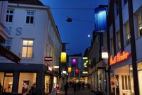 Gesamtsicht auf die Lampions über der Haarenstraße. Foto: Hans-Jürgen Zietz