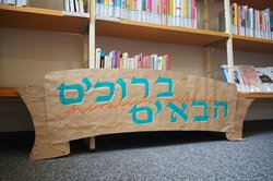 Ausstellung von Oldenburgern und israelischen Künstlerinnen und Künstlern in der Oldenburger Stadtbibliothek. Foto: Jinke Fanselau