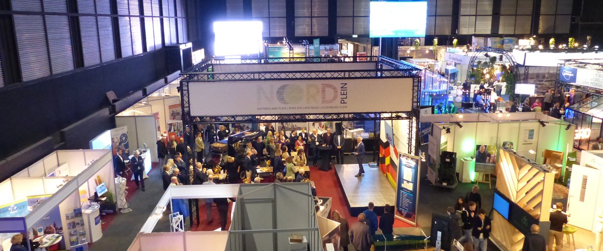 Besucherinnen und Besucher der Promotiedagen lauschen der Begrüßung während der Eröffnung des No(o)rd Plein. Foto: Stadt Oldenburg