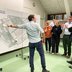 Vorschau: Bürgerinnen und Bürger an einer Informationstafel