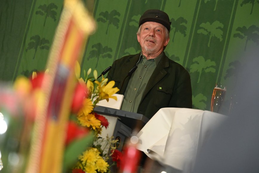 „Günther, der Treckerfahrer“ hält eine Rede. Foto: Torsten von Reeken