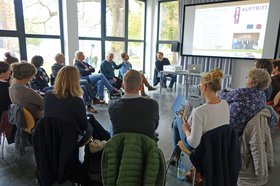 Angeregte Diskussion im Fachforum „Theaterpädagogik in der (vor-)beruflichen Bildung“. Stadt Oldenburg.