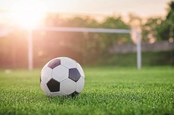 Fußball auf Kunstrasen. Foto: steevy84/Fotolia