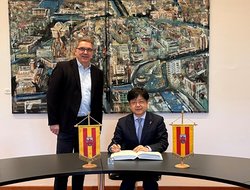 Am 4. März empfing Oberbürgermeister Jürgen Krogmann (links) den Generalkonsul Dong Lin im Alten Rathaus. Foto: Stadt Oldenburg