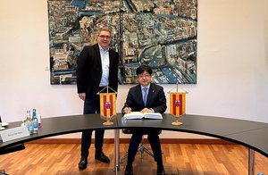 Am 4. März empfing Oberbürgermeister Jürgen Krogmann (links) den Generalkonsul Dong Lin im Alten Rathaus. Foto: Stadt Oldenburg