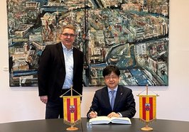 Am 4. März empfing Oberbürgermeister Jürgen Krogmann (links) den Generalkonsul Dong Lin im Alten Rathaus. Foto: Stadt Oldenburg