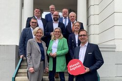 Vertreterinnen und Vertreter der Landkreise Ammerland, Cloppenburg, Friesland, Oldenburg, Vechta und Wesermarsch sowie der kreisfreien Städte Delmenhorst, Wilhelmshaven und Oldenburg. Foto: GUV Oldenburg Vertreterinnen und Vertreter der Landkreise Ammerland, Cloppenburg, Friesland, Oldenburg, Vechta und Wesermarsch sowie der kreisfreien Städte Delmenhorst, Wilhelmshaven und Oldenburg. Foto: GUV Oldenburg
