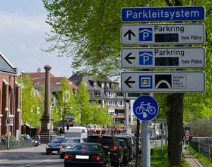 Blick auf eine Oldenburger Straße mit Schildern zum Parkleitsystem. Foto: Peter Duddek