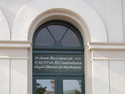 Foto der Tür mit dem Hinweis zur Erfindung der Postkarte am Schloßplatz 20/21. Foto: Stadt Oldenburg