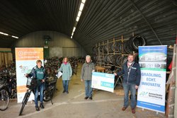 Christine Wolff, Stefanie Gravekarstens, Thorsten Strauß und Axel Eilers bei der Scheckübergabe für das Erreichen der fünften STADTRADELN-Etappe. Foto: Ammerländer Versicherung. Christine Wolff, Stefanie Gravekarstens, Thorsten Strauß und Axel Eilers bei der Scheckübergabe für das Erreichen der fünften STADTRADELN-Etappe. Foto: Ammerländer Versicherung.
