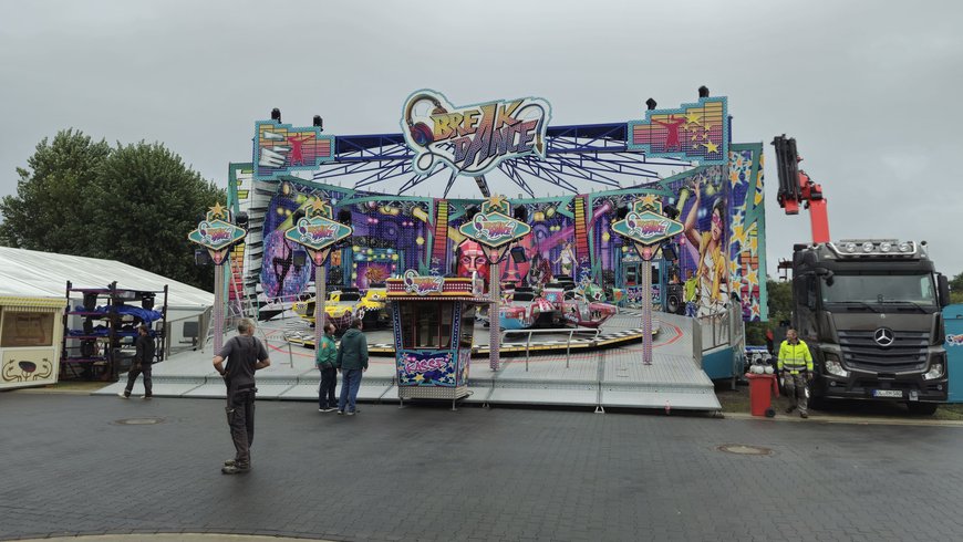 Der Aufbau vom Break Dance auf dem Kramermarkt am 18. September 2025. Foto: Stadt Oldenburg