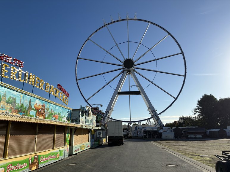 Das Riesenrad „Mein Rad“ beim Aufbau am 25. September 2026. Foto: Stadt Oldenburg 