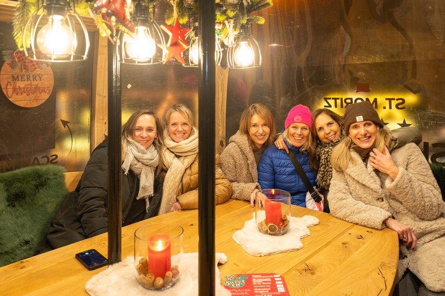 Sascha Stüber Eine Besuchergruppe in der Gondel bei der Feuerzangenbowle „Home Sweet Elf“ auf dem Lamberti-Markt 2025. Foto: Sascha Stüber
