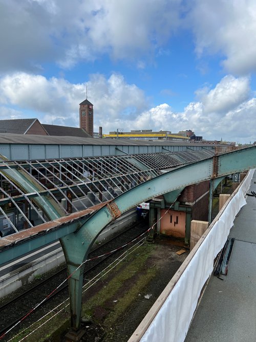 Blick von oben auf die Gleisbögen des Hallendachs am Bahnsteig 5 und 6 im Oldenburger Hauptbahnhof. Foto: Stadt Oldenburg Foto: Stadt Oldenburg