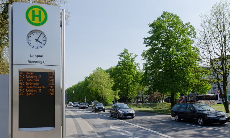 Busanzeiger am Lappan und befahrene Straße. Foto: Peter Duddek