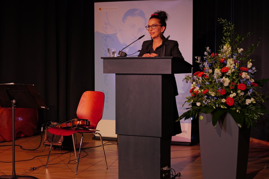 Preisträgerin Güner Yasemin Balcı am Rednerpult. Foto: Jörg Hemmen