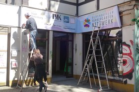 Das Banner wird an der Baumgartenstraße 6 angebracht. Foto: Stadt Oldenburg