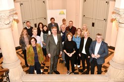 Oberbürgermeister Jürgen Krogmann begrüßte Vorsitzende Dr. Alexandra Sußmann (vorne, Mitte) und den Gesundheitsausschuss des Deutschen Städtetages im Alten Rathaus. Foto: Sascha Stüber