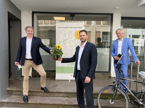 Weihen das neue Büro in der Innenstadt ein: Oberbürgermeister Jürgen Krogmann, Innenstadtmanager Steffen Trawinski und Leiter der Wirtschaftsförderung Ralph Wilken. Foto: Stadt Oldenburg