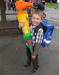 Kind mit Schultüte. Foto: Ingrid Ruthe/Pixelio