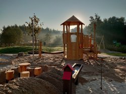 Kita Spielturm mit Morgennebel. Foto: Kilian + Kollegen Landschaftsarchitekten.