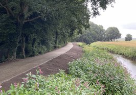 Mehr Hochwasserschutz für Bümmerstede und Kreyenbrück: Mitte Juli wurde der Fuß- und Radweg am Parkfriedhof erhöht. Foto: Stadt Oldenburg