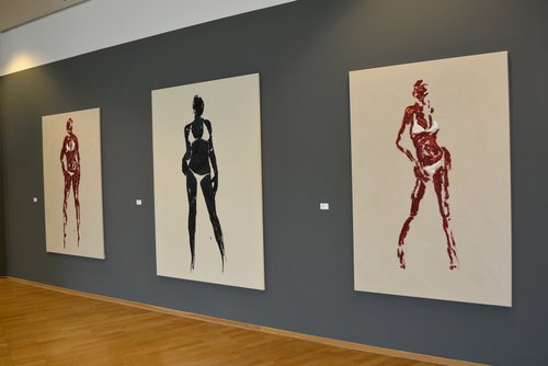 Ausstellungsansicht mit „Bikini-Mädchen“ von Michael Ramsauer. Ausstellungsansicht mit „Bikini-Mädchen“ von Michael Ramsauer.