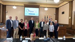 In Des Moines sprach die Oldenburger Delegation um Oberbürgermeister Jürgen Krogmann (5. von links) mit Bürgermeisterin Connie Boesen (6.  von links) und Mitgliedern der „Sister City Commission“. Foto: Stadt Oldenburg