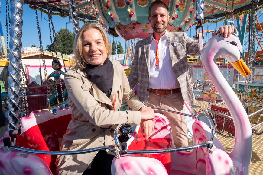 Dr. Julia Figura und Robért Hempen im Schwanenflug beim Presserundgang zum Kramermarkt 2025. Foto: Sascha Stüber