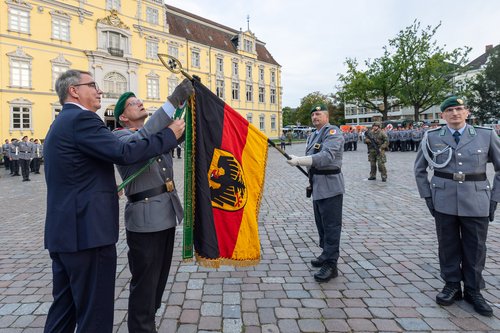Oberbürgermeister Jürgen Krogmann und Generalmajor Alexander Krone brachten das Fahnenband für das Sicherungsbataillon 1 an der Truppenfahne an. Foto: Sascha Stüber Foto: Sascha Stüber